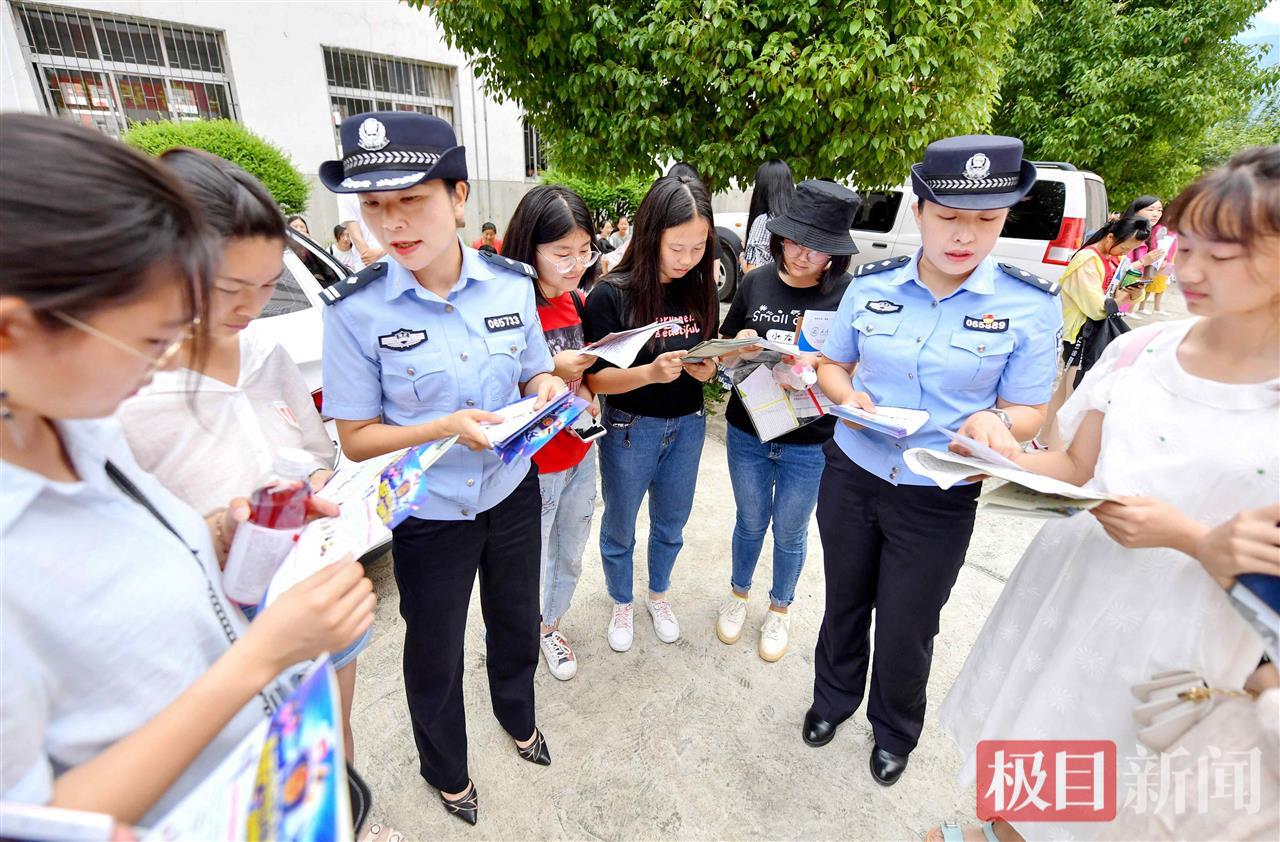 图1：民警向毕业生宣讲防电信诈骗常识.jpg
