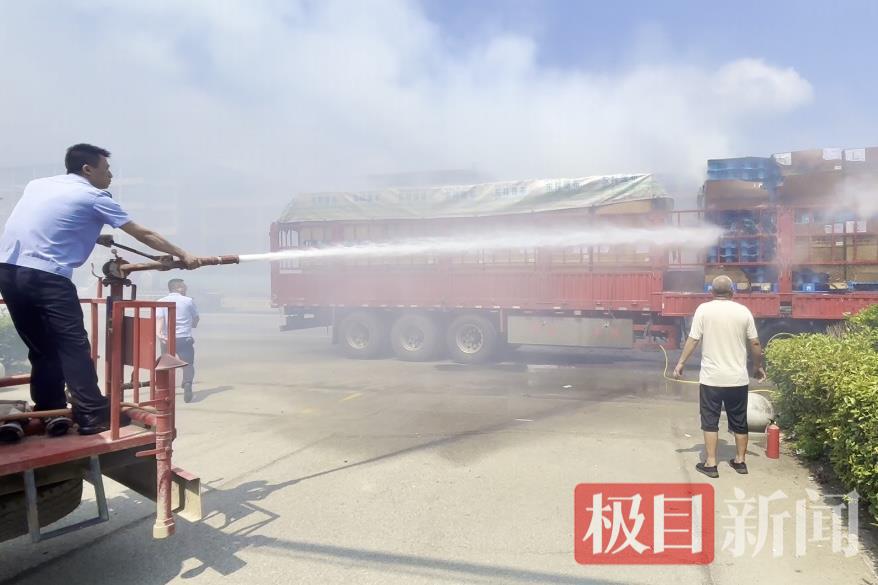 图一 对准起火部位灭火.jpg