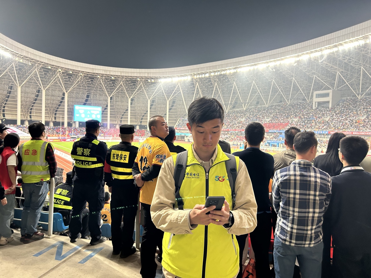 3开幕式现场即时监测网络运行.jpg