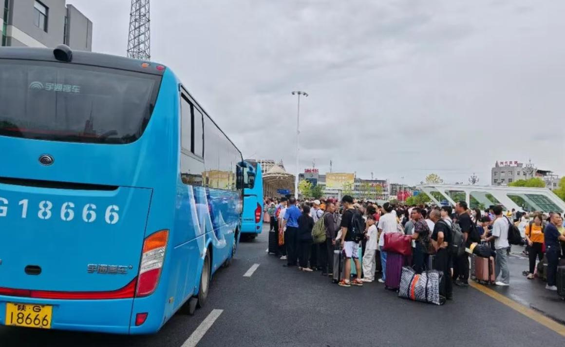 两趟K1156列车在安康站、合肥站同日停运折返，安康安排客车向川渝转运2300余名旅客，12306客服最新提醒