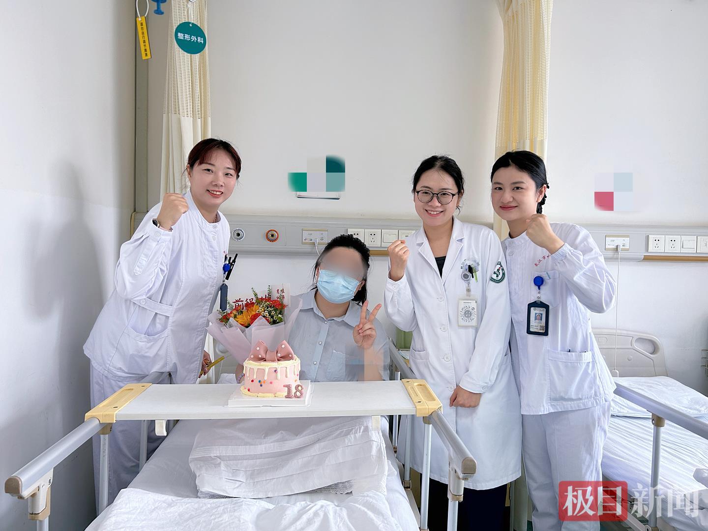 病房里的特殊“成人礼” 医护人员为高考生庆生加油_副本.png