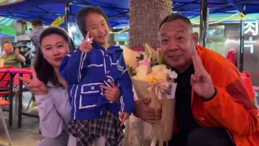 5岁女孩给于东来送花后，收到6个大礼包，孩子妈妈：一直很敬佩他，会将这份善意和真诚传递下去