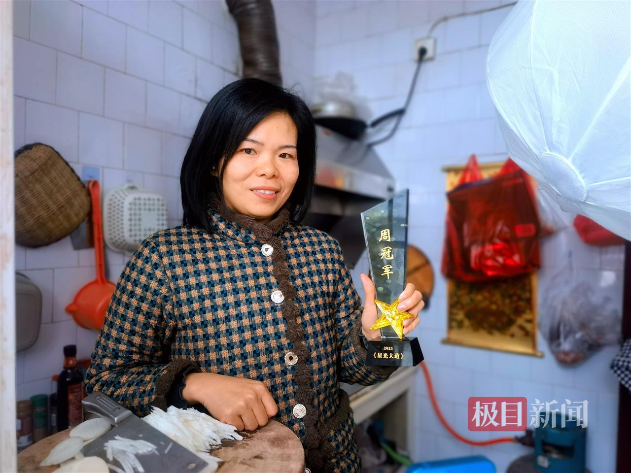 李芬芬手拿奖杯.jpg 李芬芬手拿奖杯.jpg