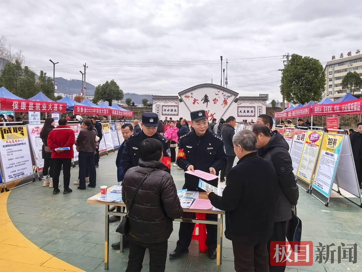 图1：民警在开展普法宣传.jpg