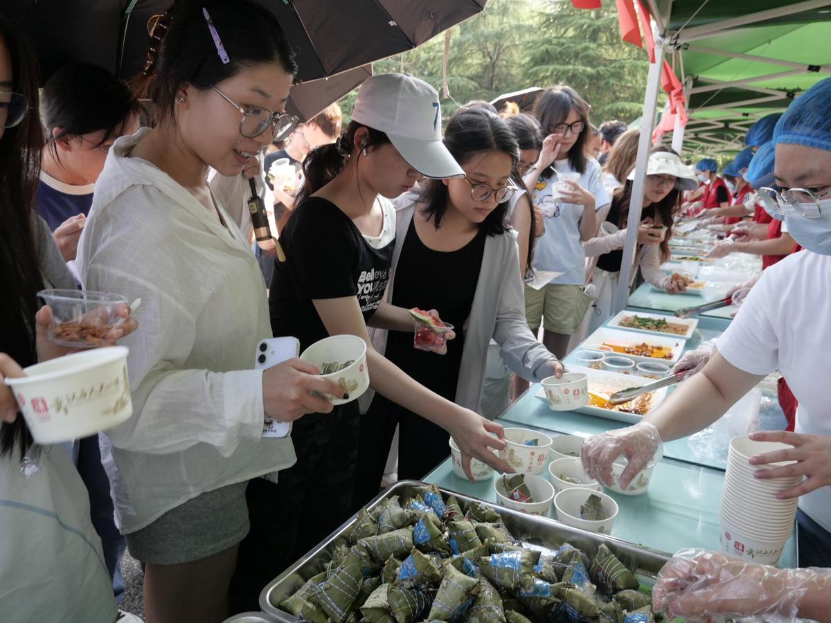 同学们领取粽子。阮莘惠摄.jpg