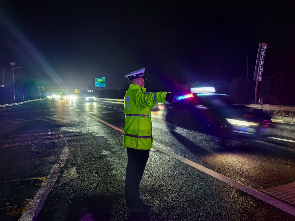 4.厅交管总队高警三支队民警在二广高速重点路段排堵保畅.jpg