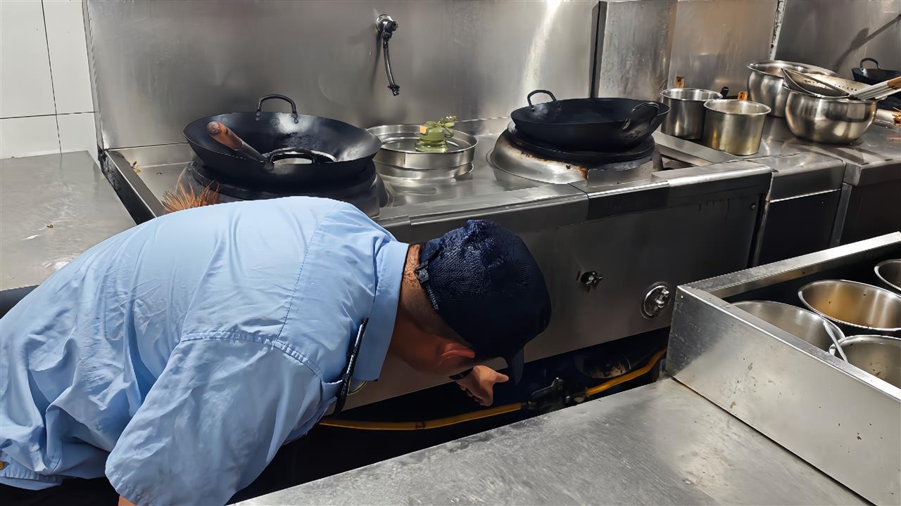 执法人员对该饭店后厨进行燃气检查 (1).jpg