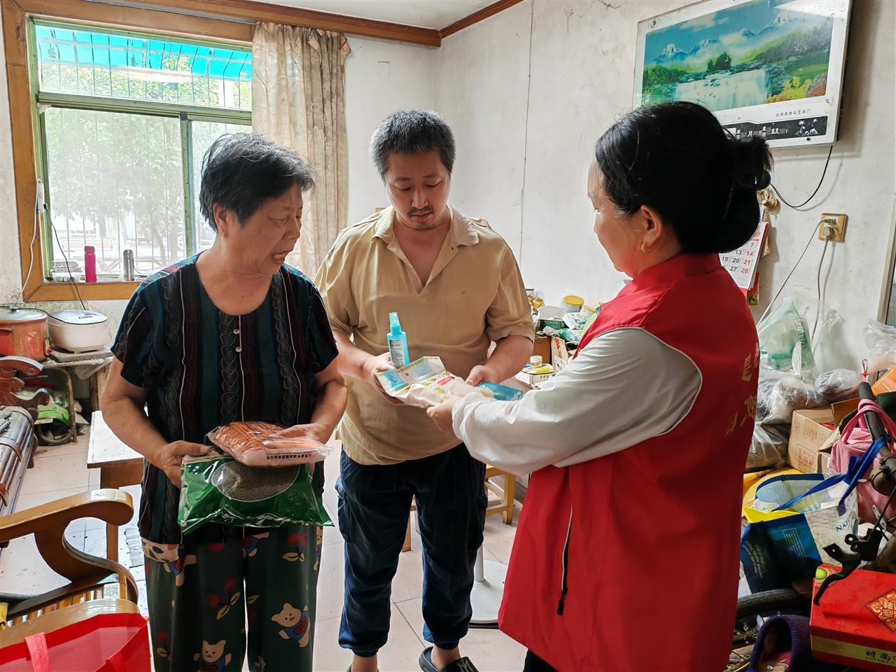 网格员慰问重度残疾人.jpg 网格员慰问重度残疾人.jpg