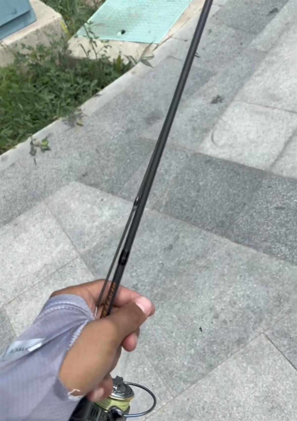 王先生拿出鱼竿正准备去钓鱼（受访者供图）