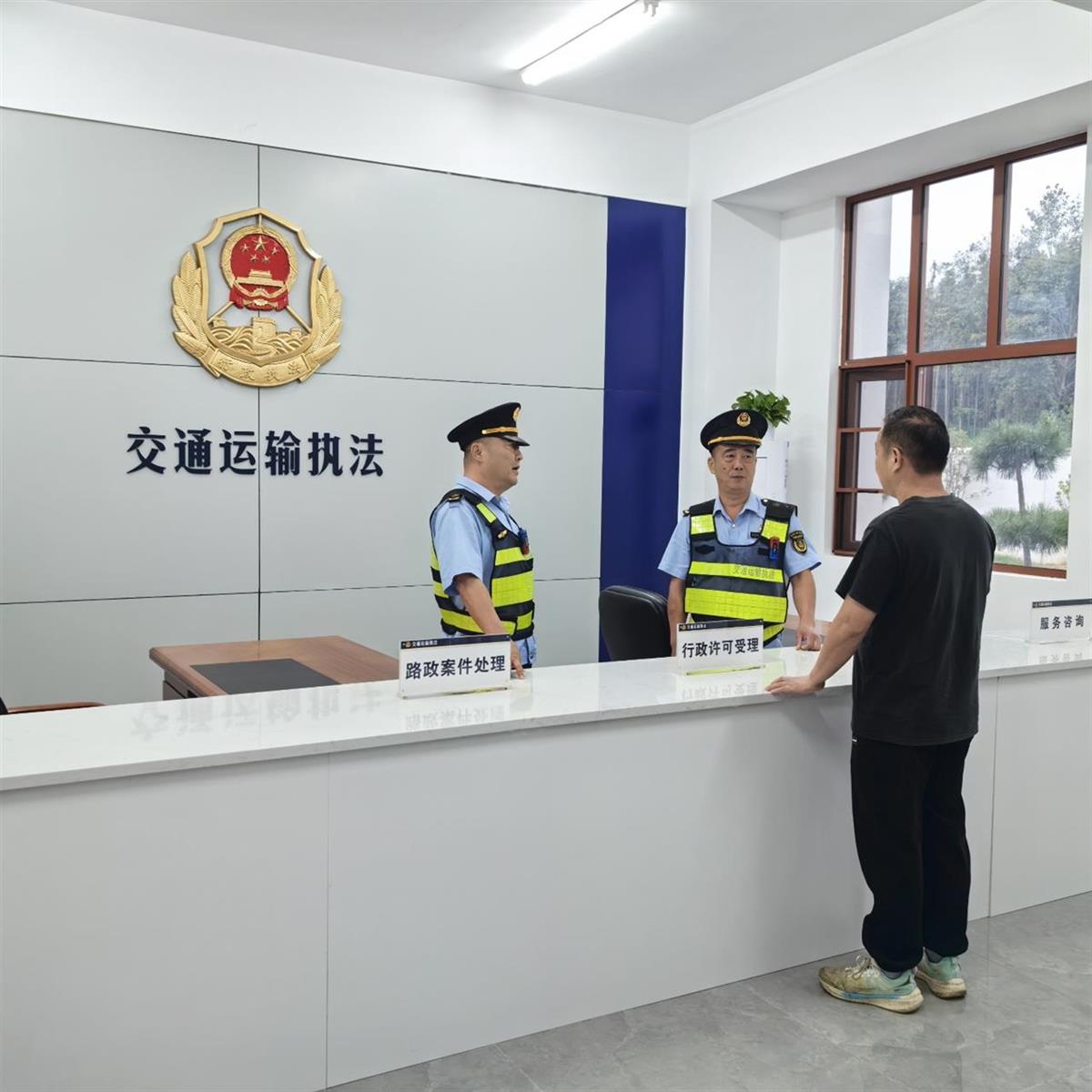 经过路政执法人员多次宣传教育，当事人主动到路政大队处理逃逸案件.png