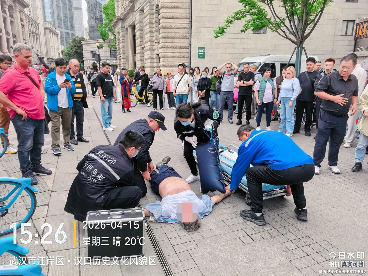 急救人员干道后，王馨广继续协助处置并将男子送上救护车 (2).jpg