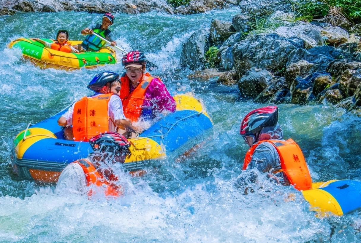 刺激+消暑，游客感受朝天吼漂流（图源：景区供图）.png
