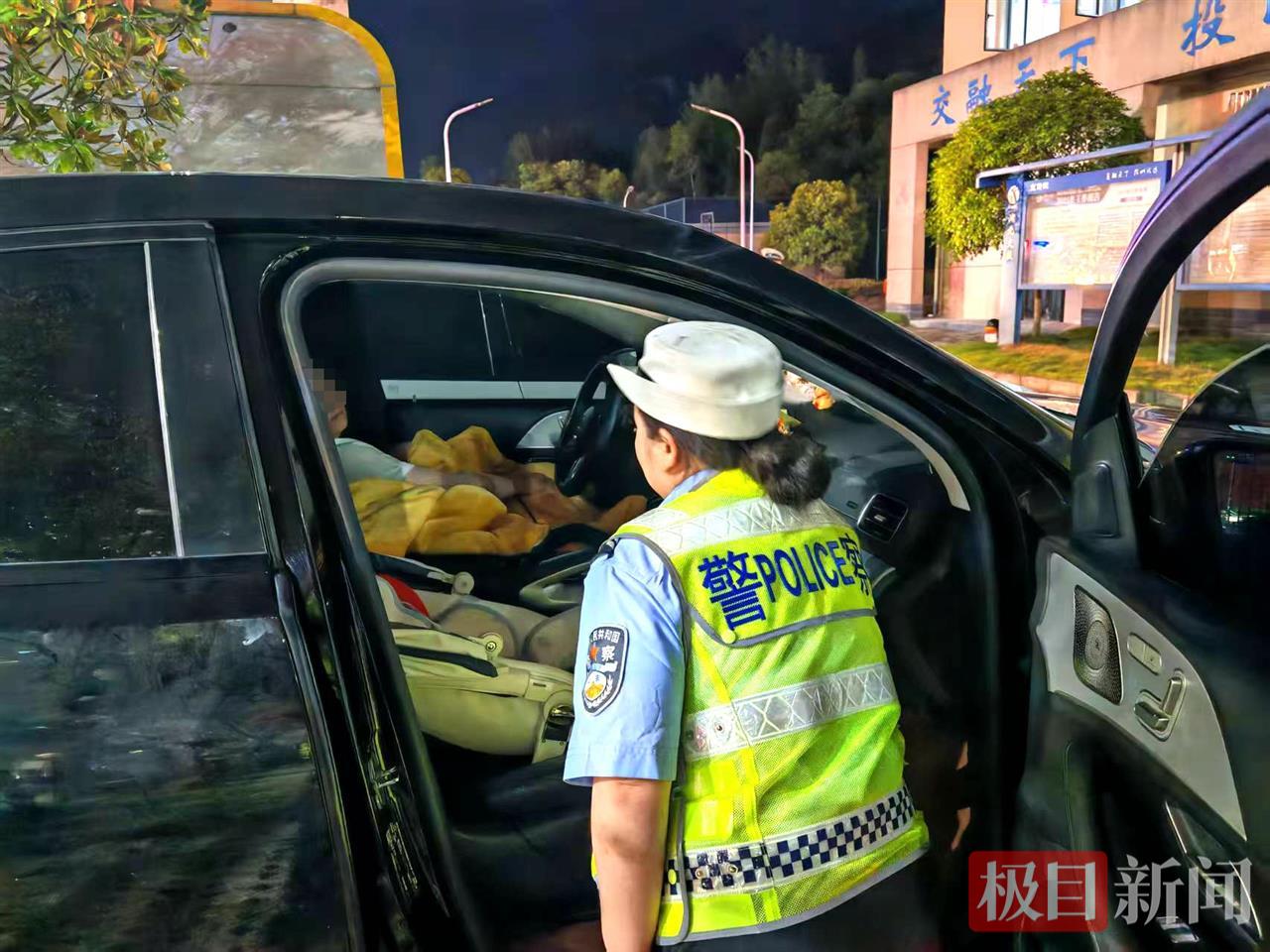 图1：保康高警劝杨女士下车.jpg