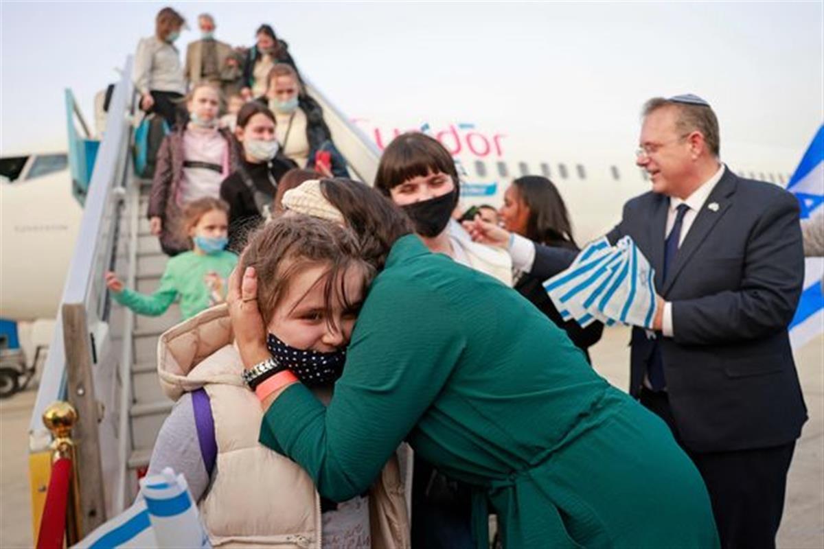 英国式虚伪被批不人道,嘴上喊着"欢迎难民",迄今为止只批了50个签证