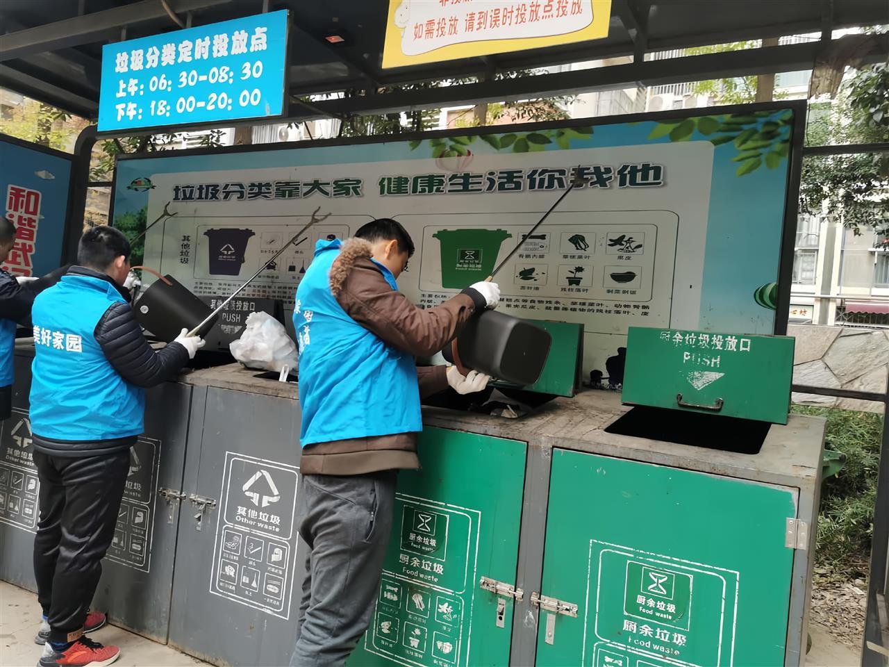 “星星”们在社区志愿者带领下积极参与社区垃圾分类 (2).png