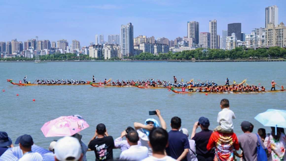 外国留学生南湖竞渡，大学之城龙舟赛掀起“国际范”浪花