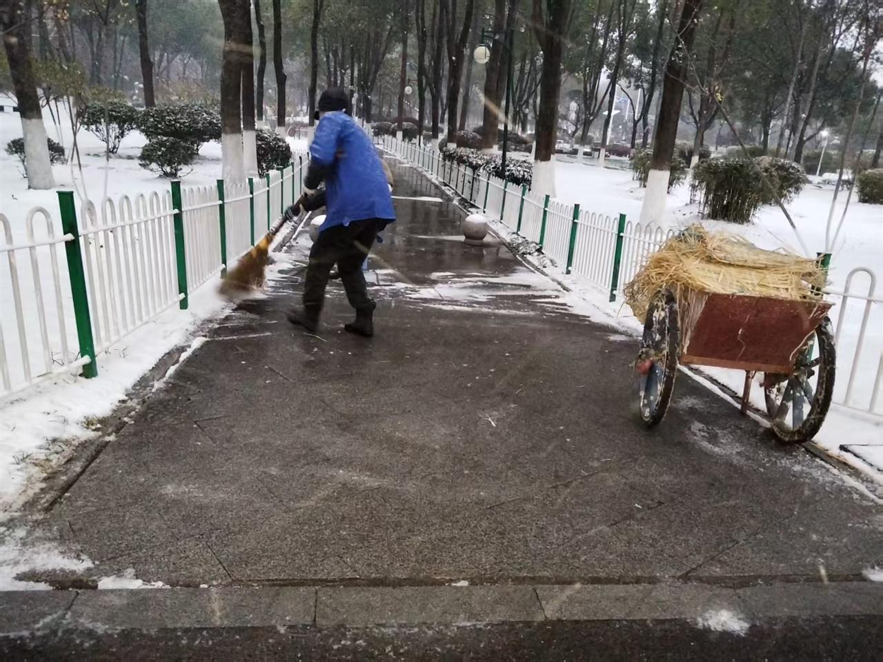琴台绿化广场师傅扫出一条赏雪路.jpg