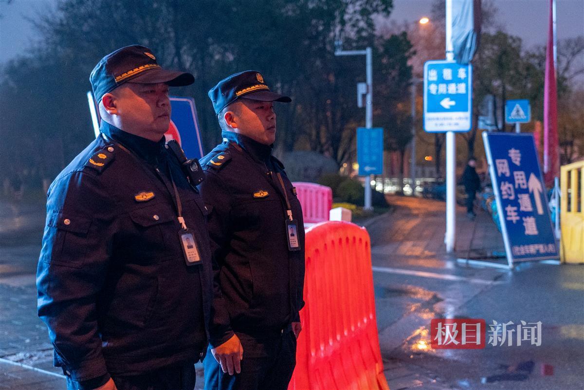 城管队员夜间值守1.jpg