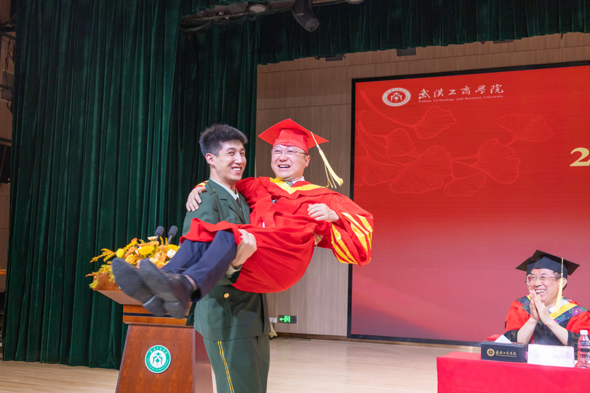 图为张迈“公主抱”张俊校长 摄影:余剑韬.jpg 图为张迈“公主抱”张俊校长 摄影:余剑韬.jpg