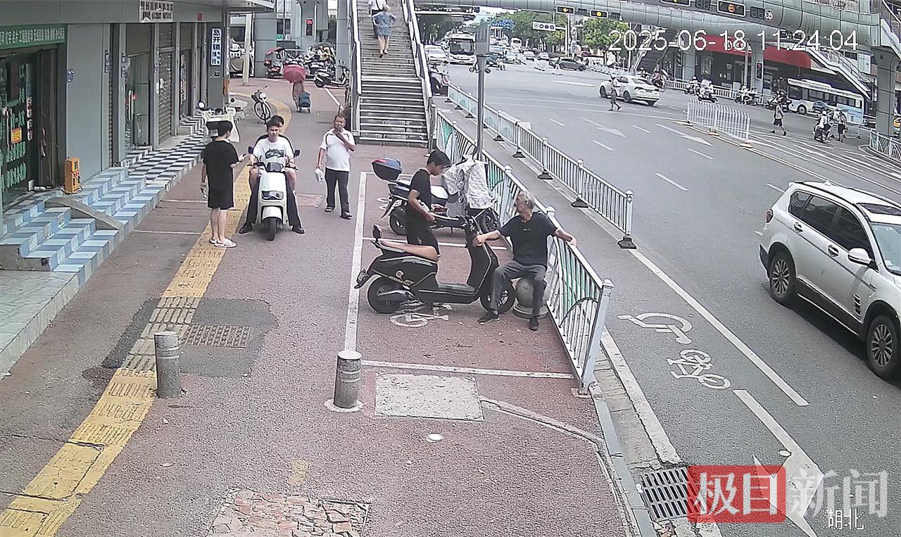 街头老人突发脑梗，四名学生出手相助，老人转危为安后叮嘱女儿一定要找到救命恩人