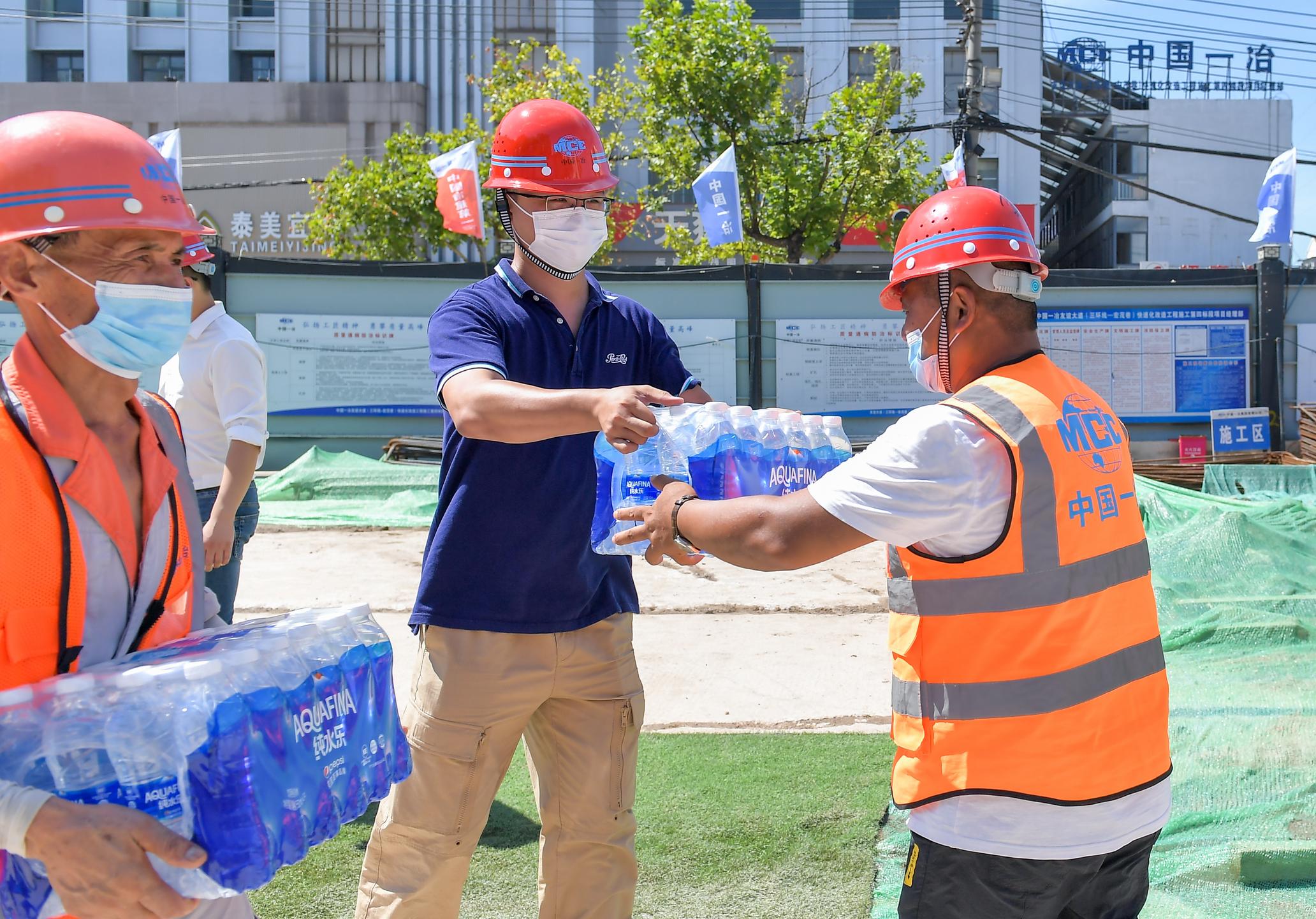 "极目送清凉"走进中国一冶负责的友谊大道快速化改造工程建设工地