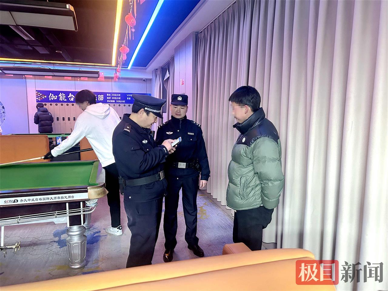 图4：民警在行业场所检查。.jpg