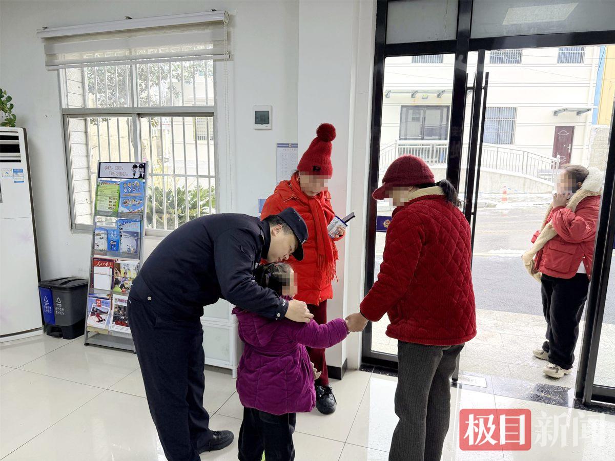 图5：民警将女童交给家长.jpg