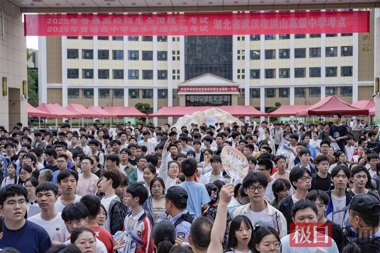 2025年高考首场试结束，考生轻松走出考场3.jpg