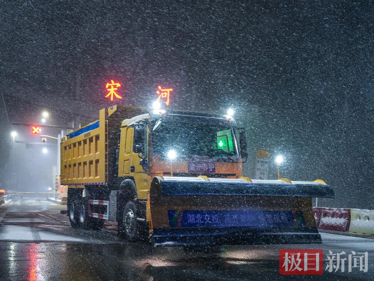 随岳运营公司铲车除雪作业.jpg
