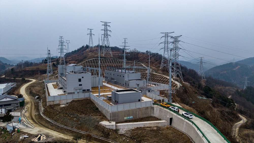 1月15日，无人机俯瞰湖北十堰220千伏子胥湖变电站 ，该站将为西十高铁箭流铺、东河两座牵引站提供主供电源，显著提升区域供电可靠性。（郝金鑫） 1.jpg