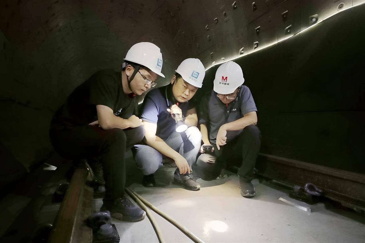 8月7日，武汉地铁新港线一期万白区间，刘智勇（中）和同事查看装配式浮置板道床。袁永华 摄.jpg