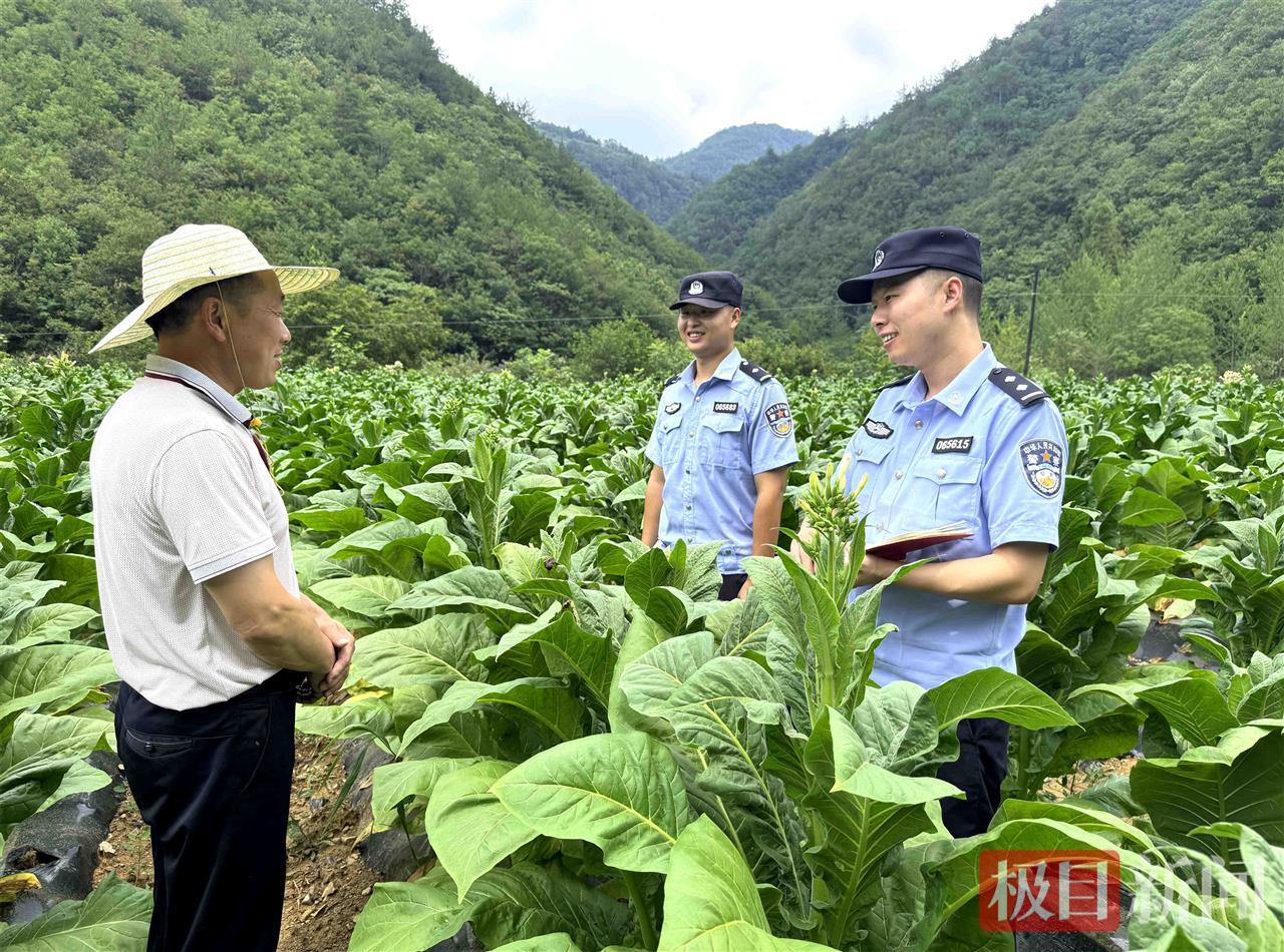 图2：民警对烟农矛盾纠纷进行回访（通讯员尚俊 摄）.jpg