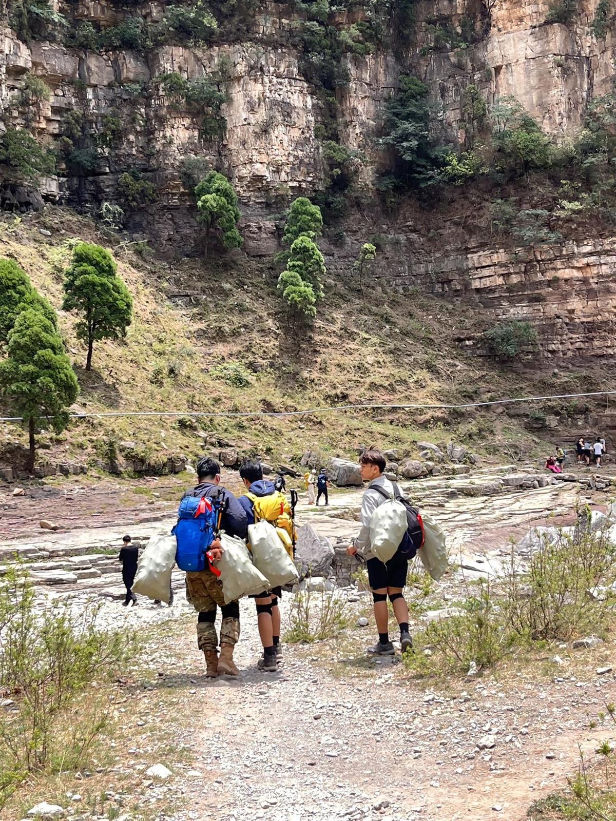 南太行徒步捡垃圾（受访者供图）.jpg
