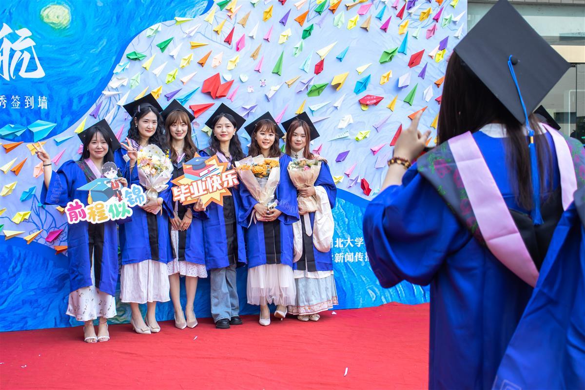 图为毕业生在背景板前合照 通讯员刘奕喆摄 (2).jpg