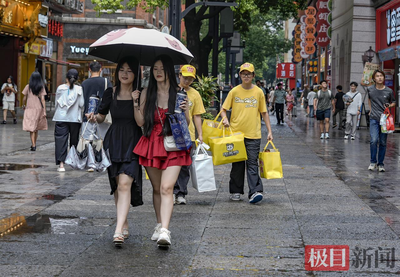 雨后的湿气与沿街门送出的空调冷气融合后的空气,让江汉路上逛街的人感觉舒适1.jpg
