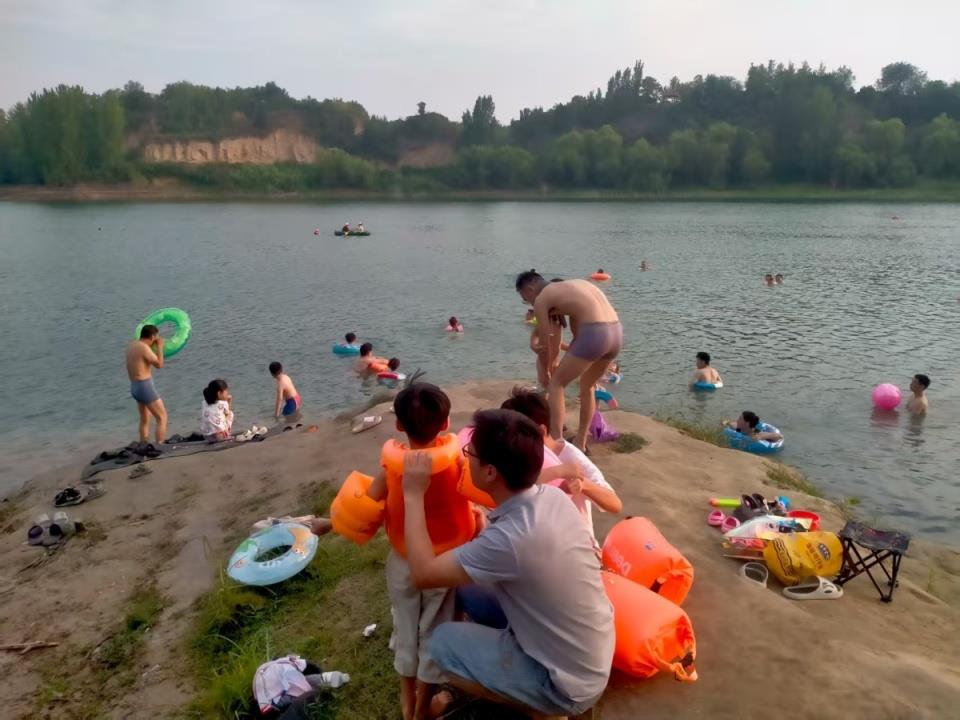 极目锐评丨人游泳，狗洗澡，饮用水源地变“野泳乐园”为何没人管？