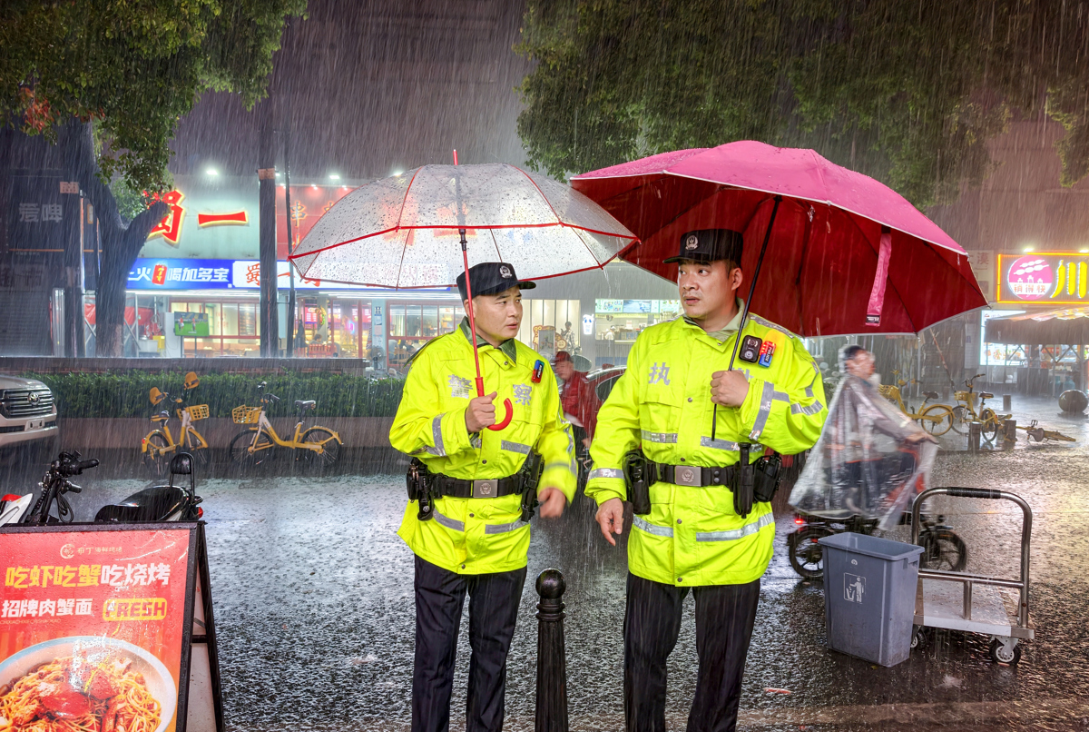 凌晨三点的武汉③丨凌晨3点暴雨如注，武汉网红美食街灯火通明，他们要等最后一桌客人离开才能撤离