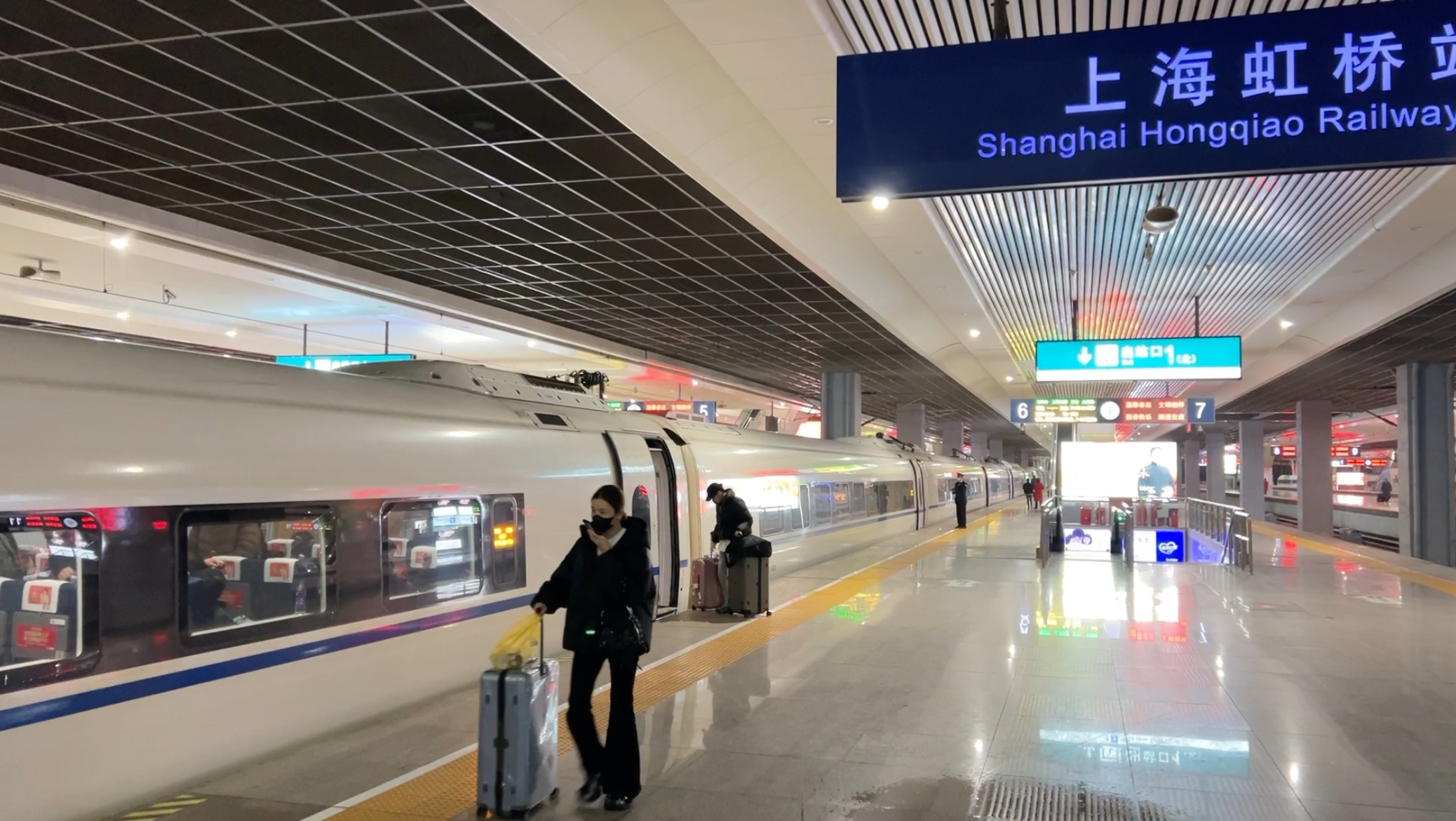 铁路上海站迎来春运客流高峰67三大火车站候车室24小时开放67