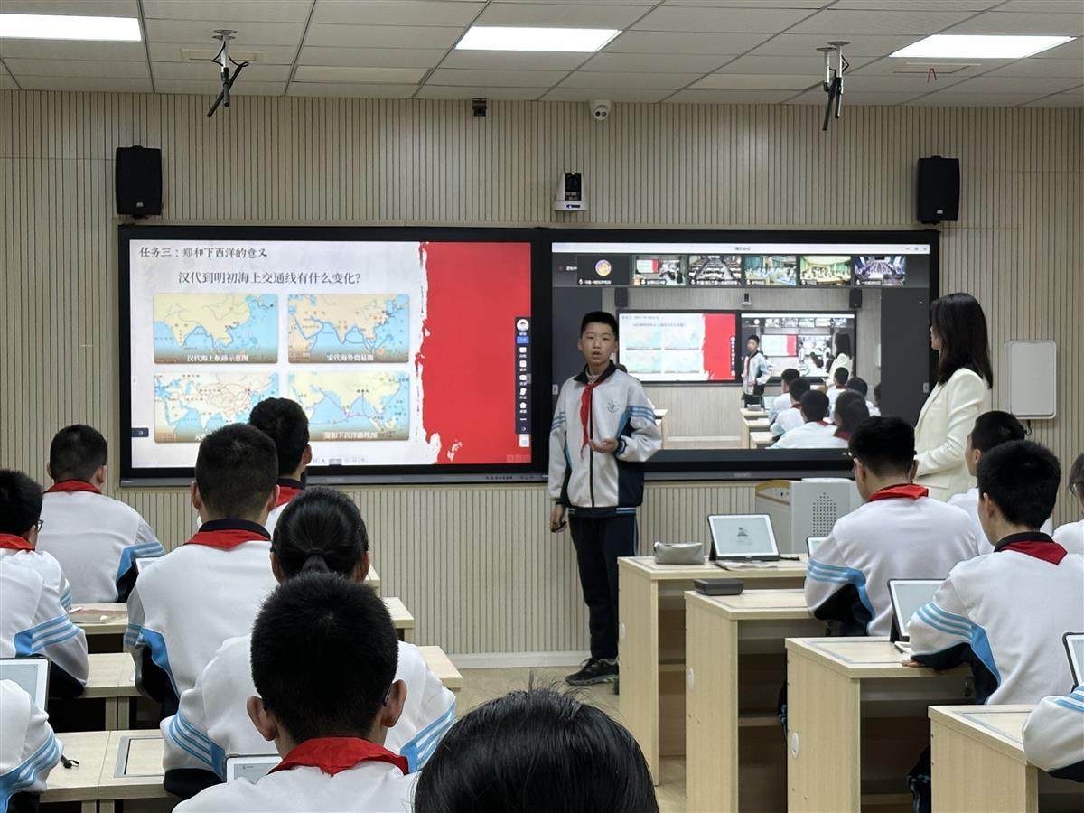 两地五校同上一节历史课，初中生沉浸式体验智慧课堂 | 极目新闻
