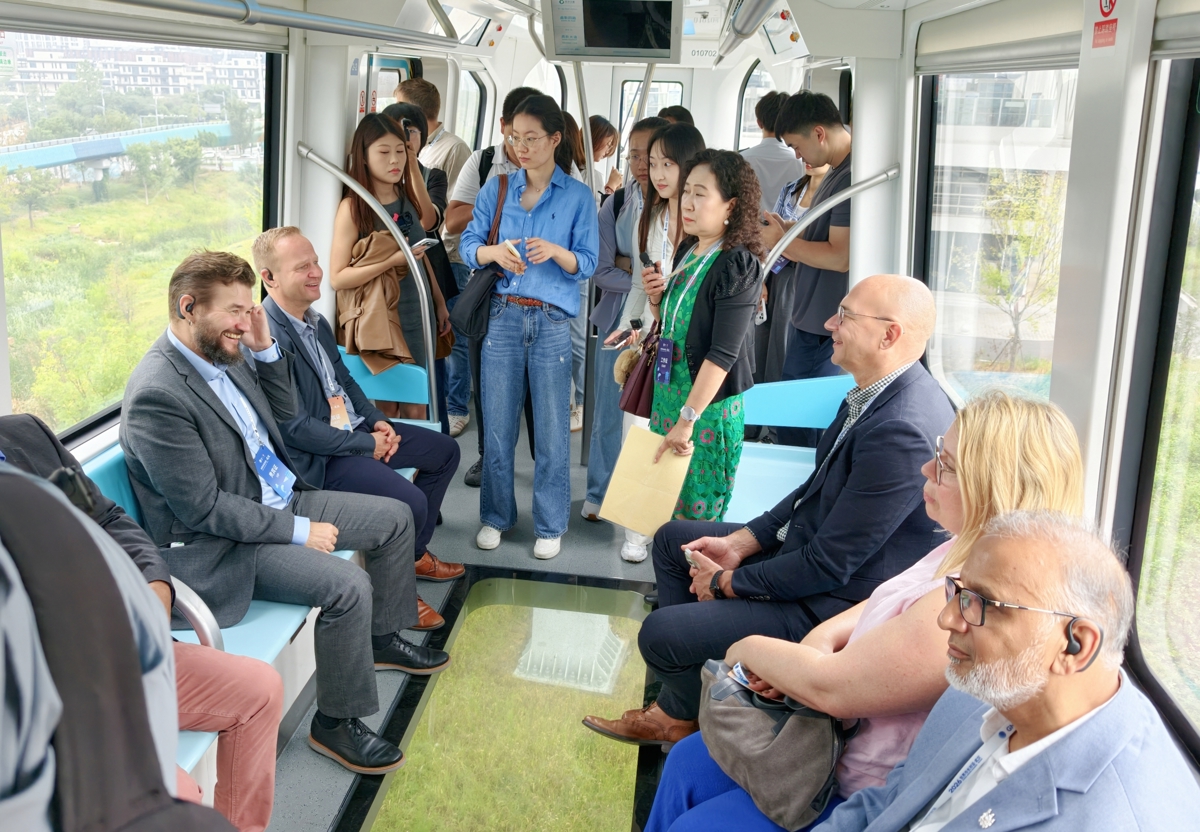 芬兰嘉宾空轨上秀功夫跺脚“检验”玻璃地板稳定性，英国市长感叹：很想把它带回国