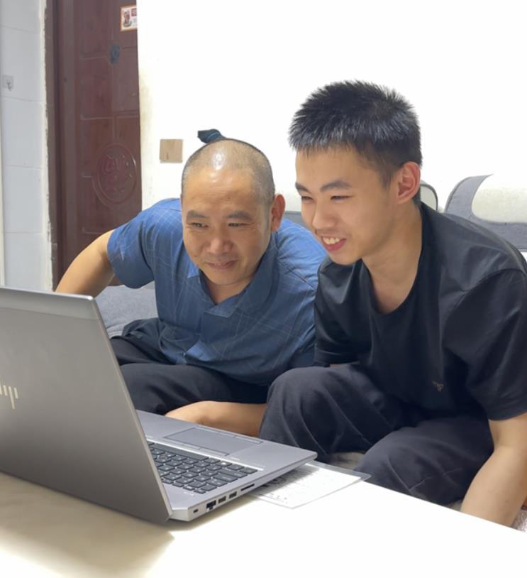 在父亲的陪伴下查询高考成绩 来自四川新闻网.png