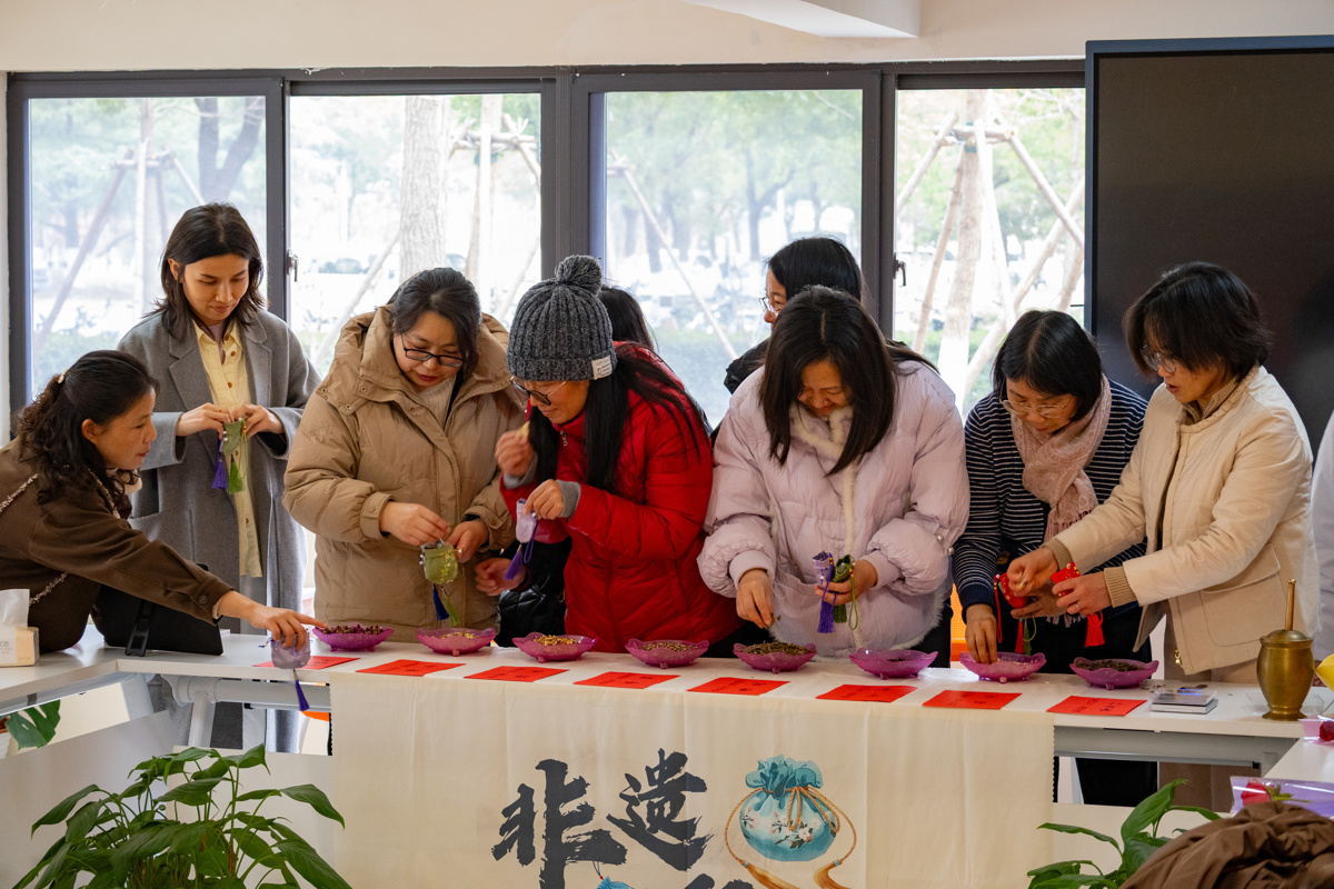 香囊制作活动图片。马鑫雨摄.jpg 香囊制作活动图片。马鑫雨摄.jpg