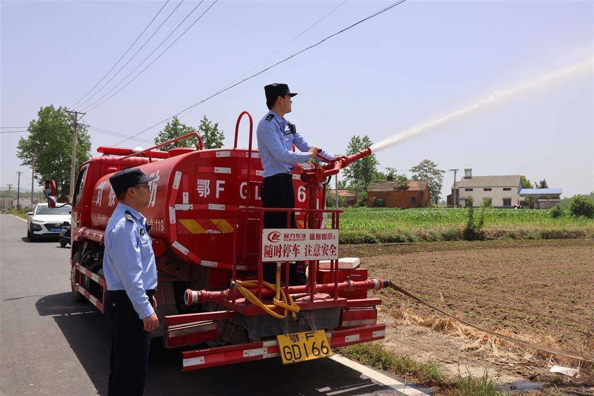 图三 刘猴派出所调集消防车持续往返送水.jpg