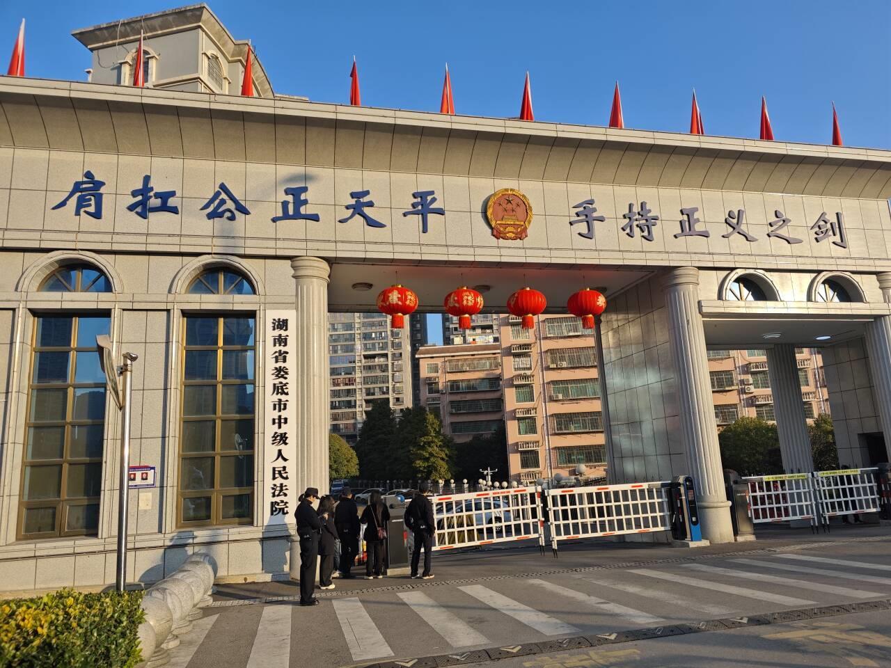 娄底抢车杀人案开庭，遇害者妹妹自责三十年，庭审聚焦当年抢车事件