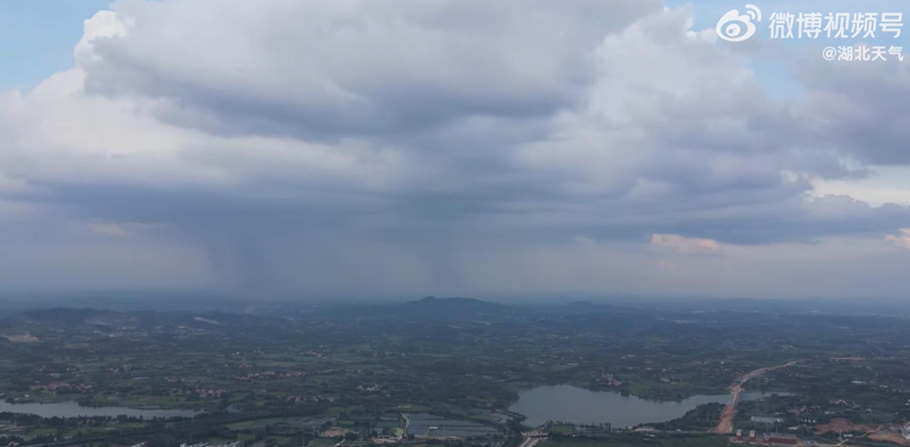 2023年6月28日黄冈团风天空云层密布，远处出现雨幡，十分壮观.png