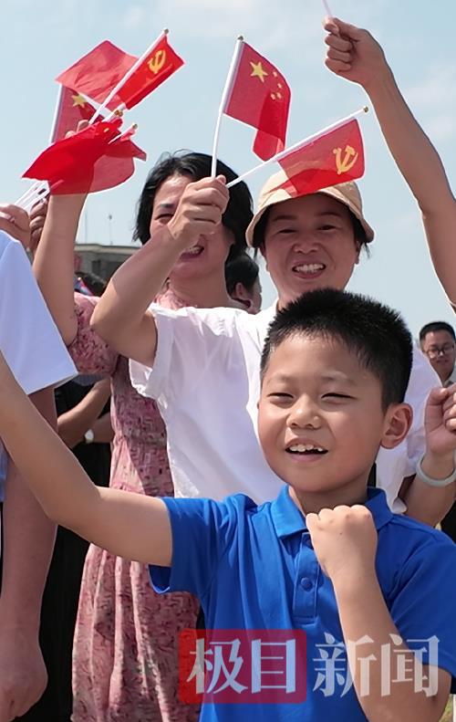 欢送哥哥 极目新闻记者摄.png