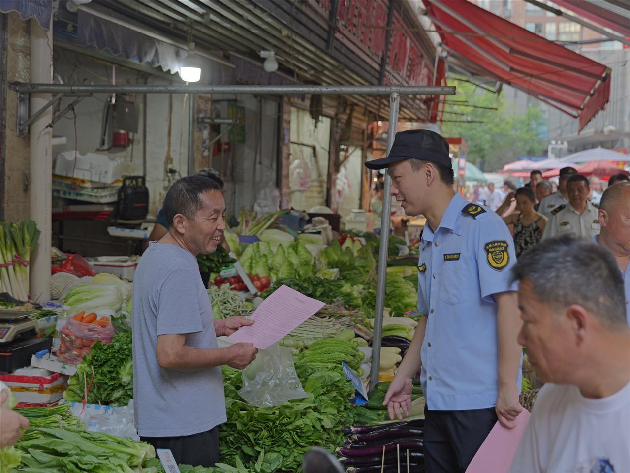 向商户宣传讲解“门前三包”管理责任,激发商户自治积极性 (1).jpg