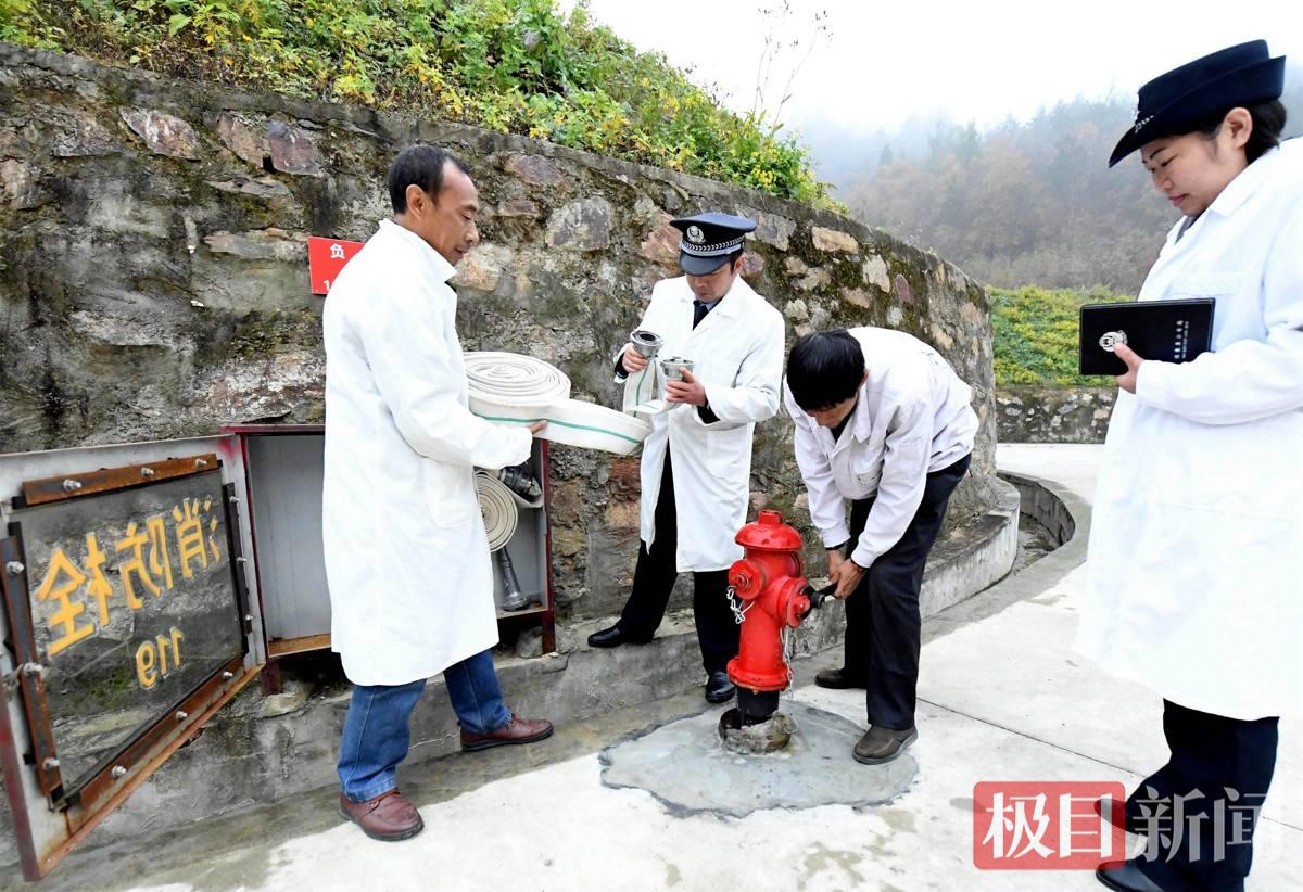 图6：民警在检查民爆仓库消防栓。.jpg