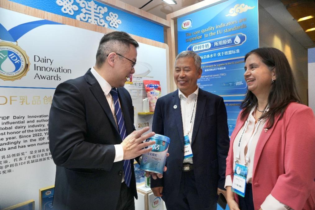 智利农业部部长Ignacia Fernández Gatica（右一）参观伊利展台.png