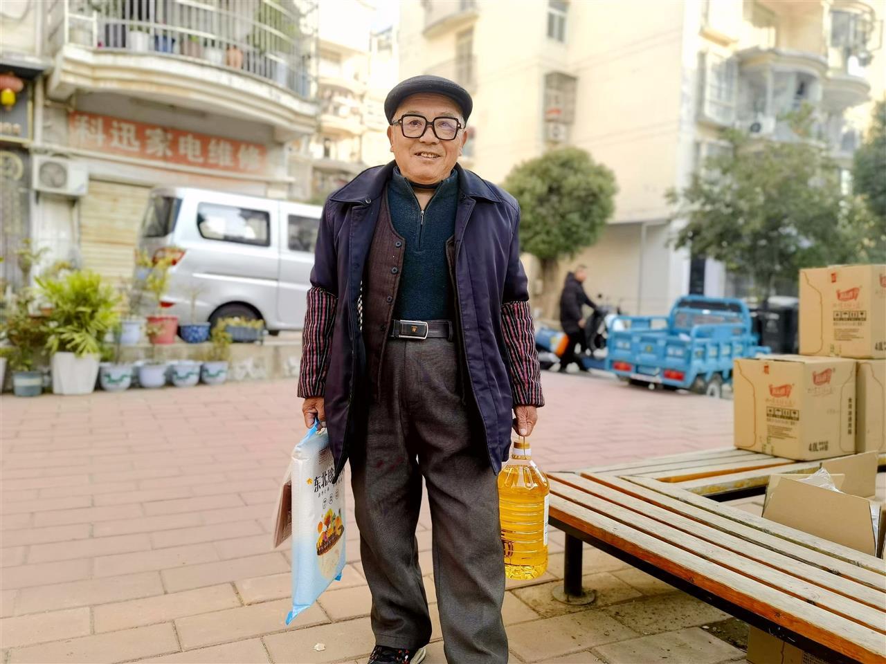 明珠园小区邓爹爹.jpg